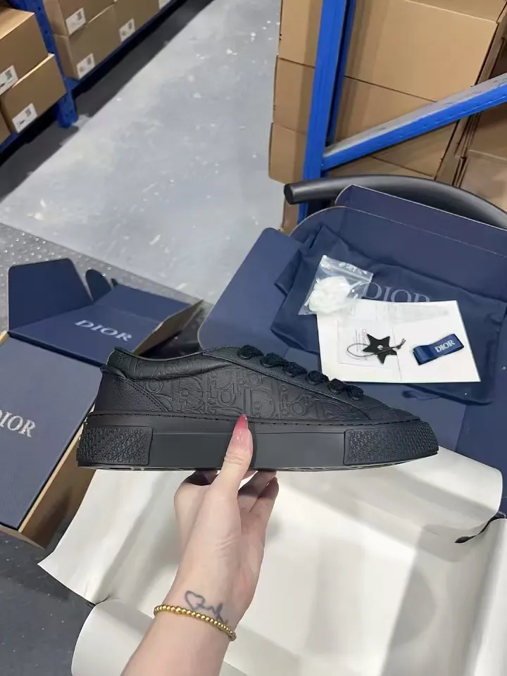 👟👟Ex-factory price 560👟👟 𝐃𝐢𝐨𝐫 𝐱 𝐒𝐭𝐨𝐧𝐞 𝐈𝐬𝐥𝐚𝐧𝐝 𝐁𝟯𝟯 Dior co-branded Stone Island new casual sports shoes Skateboard shoes 111111111 This B33 sneaker comes from the DIOR AND STONE ISLAND limited series. It is a new interpretation of the classic tennis shoe. The fashionable silhouette highlights the heavy texture. The black-dyed cotton has a delicate wash and soft texture, and is finished with the classic Oblique print on the sides, paying homage to the exceptional craftsmanship of the exclusive collaboration. The tongue is embossed with the Dior signature, while cannage panels on the front, DIOR AND STONE ISLAND signature on the back and insole. The rubber outsole features the Dior Oblique pattern, while a contrasting Dior 30 Avenue Montaigne signature on the rear adds style. It can add a modern touch to various casual looks, and can also be matched with other DIOR AND STONE ISLAND items. Exquisite packaging at the delivery counter🛍📦 Customized cowhide material, sheepskin lining, original molded outsole Size: 35-45